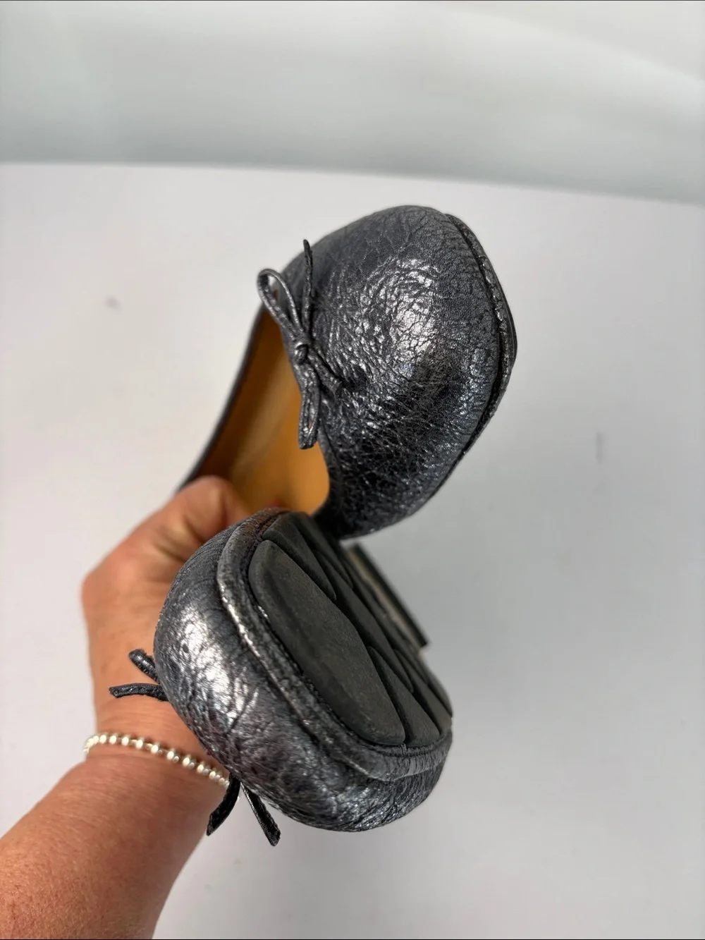 🥡 Tory Burch crinkle leather Charcoal Metallic Ballet Flats with Bow Accent